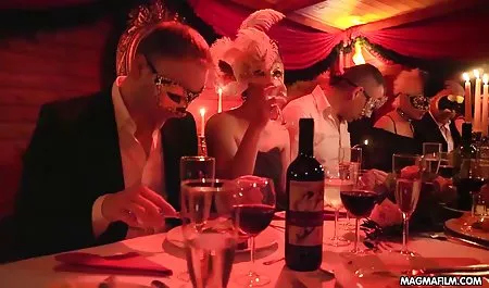 اولین باری که یک زن جوان شلوغ در حمام انگشت سکس شب عروسی بیدمشک می خورد