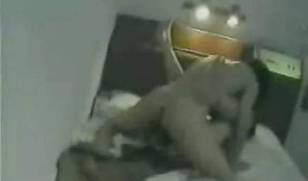 پسر داستان سکسی شب اول ازدواج انگشت گربه دختر خود را انگشت می زند