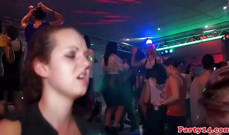 دوربین دیجیتال نقاب دار بر روی sex شب دوربین رقص استریپتاز می زند و ویبره را لرزاند