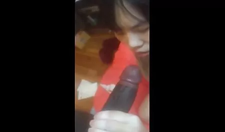 او جوراب ساق بلند به دوست خود داد و هوشمندانه او را متقاعد به داشتن رابطه جنسی لزبین کرد سوپر شب زفاف