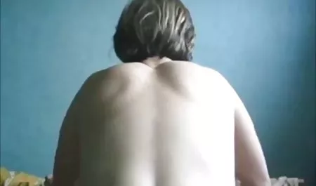 یک پسر لعنتی سکس در نیمه شب یک سبزه در آشپزخانه