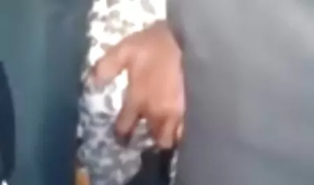 سبزه به صورت پورنو به تبلت نگاه کرد sex شب عروسی و می خواست موهای خود را استمناء کند