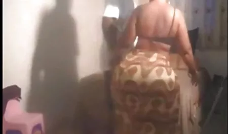 یک استریپ با اغراق بزرگ sexشب اغوا کرد