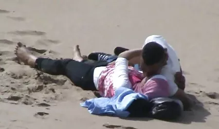 شخص ماده آلت سوپر شب زفاف تناسلی مرد را در کاندوم داخل واژن یک زن روسی می کند
